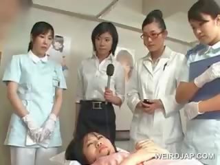 Aasialaiset ruskeaverikkö adolescent puhaltaa karvainen johnson at the sairaalan