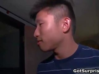 Възбуден азиатки ученик джеси получава схванат прът