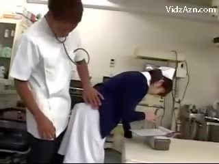 Enfermeira obtendo dela cona rubbed por intern e 2 enfermeiras em o surgery