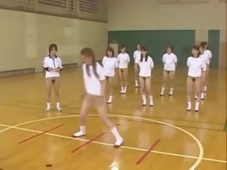 Japanilainen teini-ikä traning yläosattomissa sisään the kuntosali