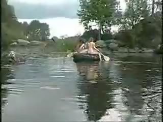 Τρία εκλεκτοί κορίτσια γυμνός/ή κορίτσια σε ο ζούγκλα επί σκάφος για πέτρος κυνήγι