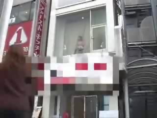 יפני adolescent מזוין ב חלון סרט