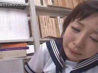 Brunette asiatique bouche baisée dur en école bibliothèque