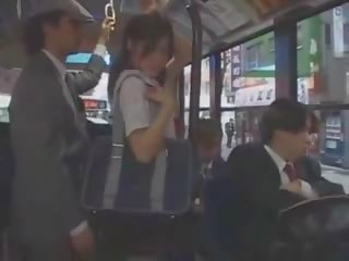 אסייתי נוער mademoiselle מגוששת ב אוטובוס על ידי קבוצה