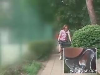 Azjatyckie nastolatka sweeties ujeżdżanie bikes z wibratory w ich cipy