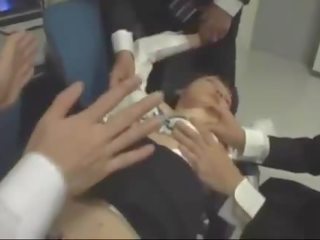 Unconscious oficina joven hembra dedos boca follada por su colleagues en la silla en la oficina