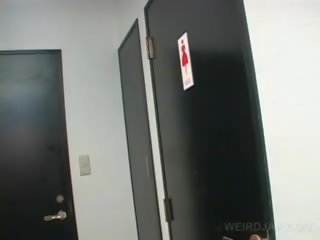 Asiatiskapojke tonårs sötnos vids fitta medan pissar i en toalett