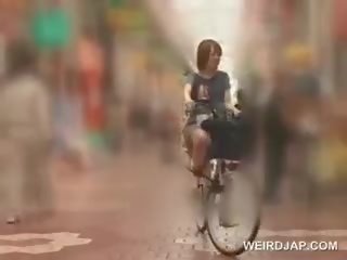 Азиатки тийн sweeties получаване на twats всички мокри докато езда на bike