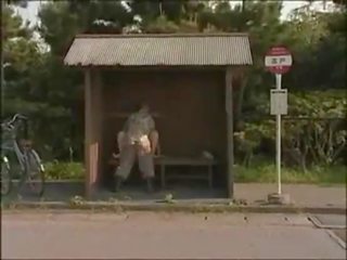 Japonská milovníci na autobus stop