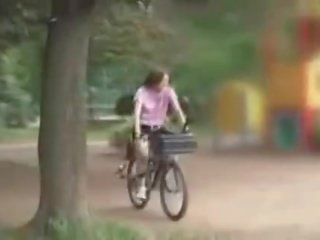 Japansk elskerinne masturbated mens ridning en specially modified skitten film bike!