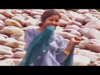Indisch frauen baden bei fluss nackt versteckt kamera vide