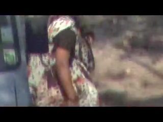 Indiana aunties fazendo urina ao ar livre escondido câmara filme