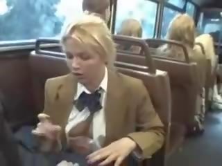 Blond femme fatale suge asiatisk juveniles pecker på den buss