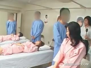 Aziatisch brunette mademoiselle klappen harig prik bij de ziekenhuis