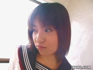 Adolescent japonais étudiante donne son première cocksuck