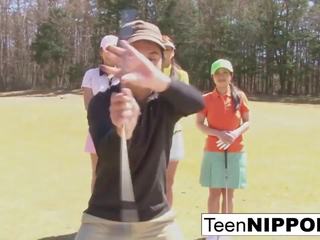 Pendulo asiatico giovanissima ragazze giocare un gioco di spogliarello golf: hd sporco film 0e