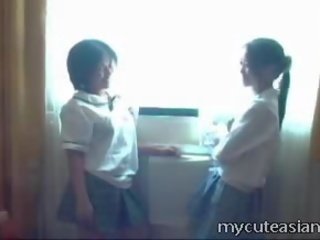 Dois jovem grávida lésbica asiática meninas a foder em torno de