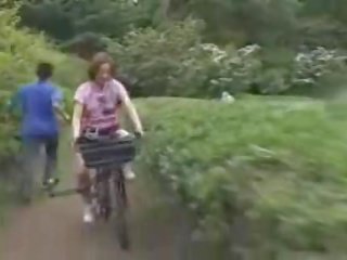 Japonais amoureux masturbated tandis que chevauchée une specially modified porno bike!